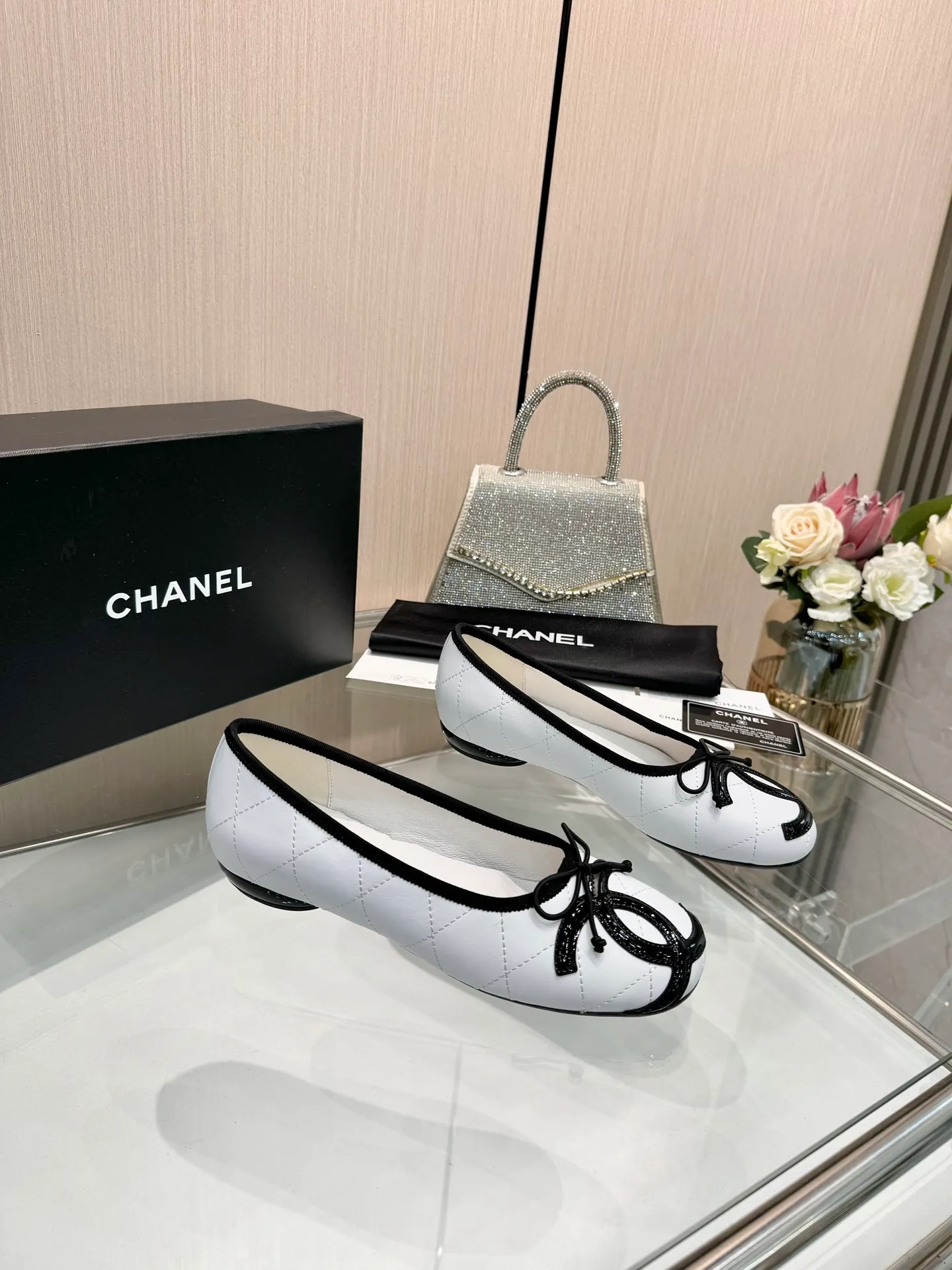 👟👟Ex-factory price 500👟👟 | ²⁰²5 𝐬𝐬 🤍🤎𝐂𝐇𝐀𝐍𝐄𝐋Chanel 26A catwalk style handmade Mary Jane women's shoes. Ballet shoes are so amazing, the bow pattern is so cute! Even if I don’t wear flat shoes, I can’t resist the temptation! The second recommended pair of Chanel logo women's shoes has great texture and is versatile. It is made of lambskin and has an original two-color outsole. Size: 35-40 (41 can be customized and cannot be returned or exchanged)